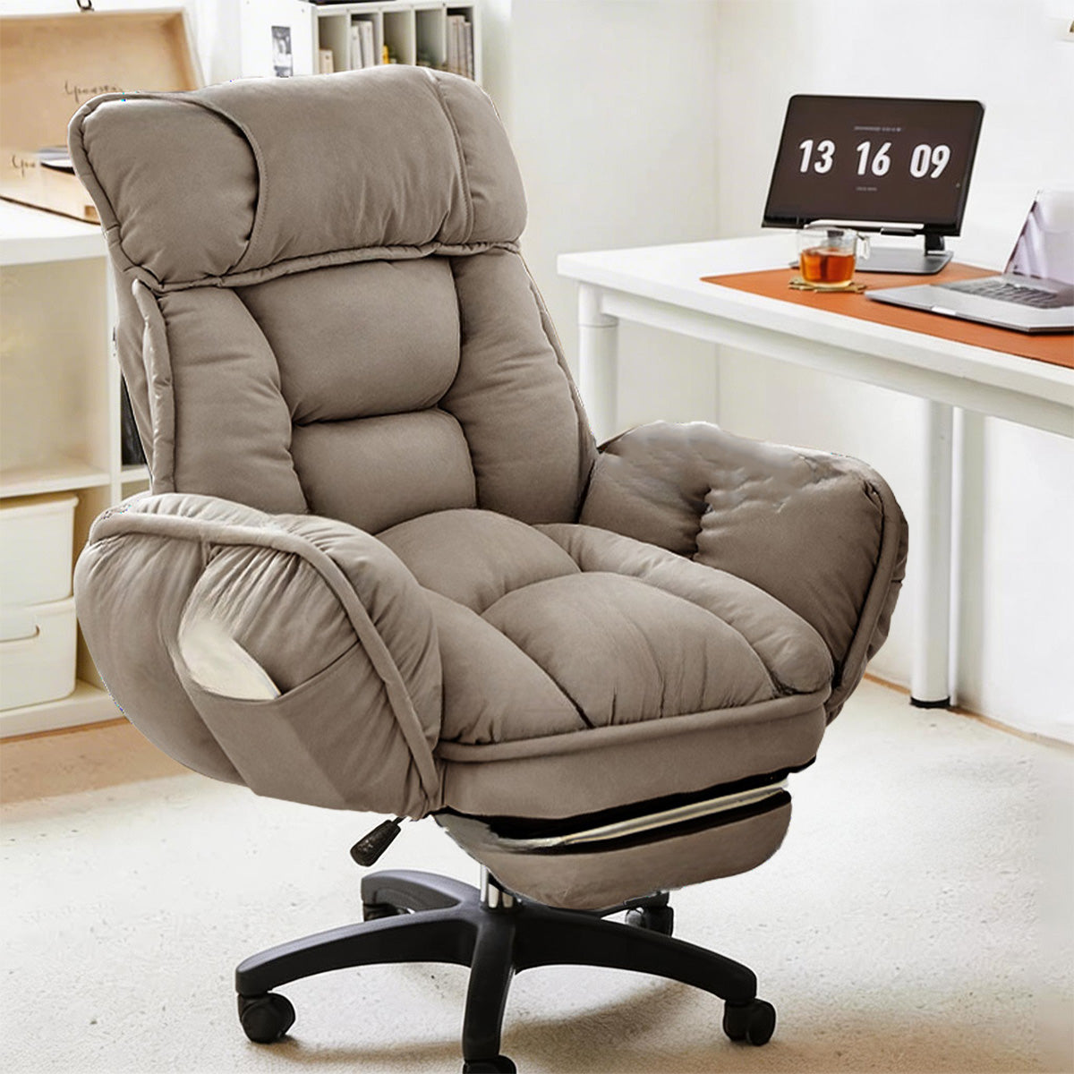 Luxury Adjustable Gaming Office Chair With Soft Cushioned Seat And Hidden Footrest